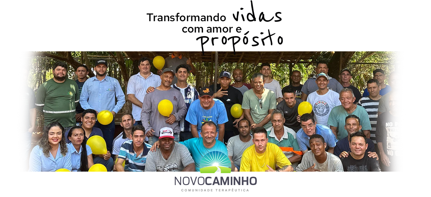 Fotografia em grupo dos internos da Comunidade Terapêutica Novo Caminho, com a frase 'Transformando vidas com amor e propósito' escrita acima.